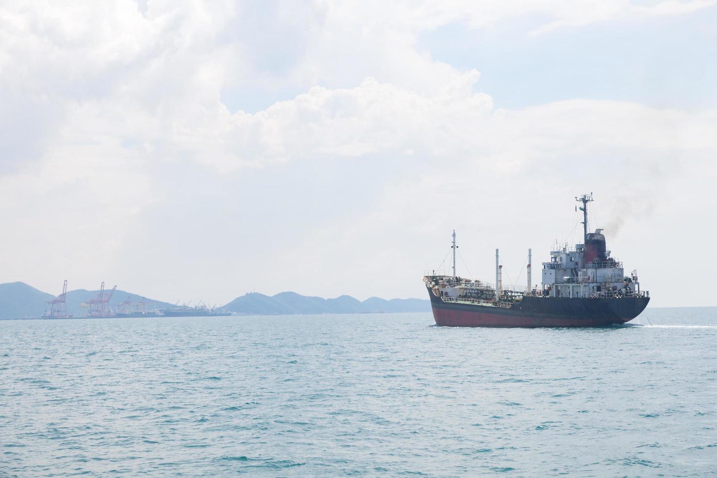 großes Frachtschiff auf dem Meer foto