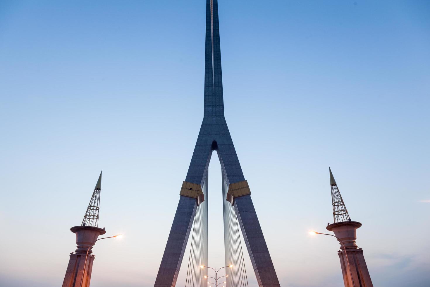 Rama VII Brücke in Bangkok bei Sonnenaufgang foto