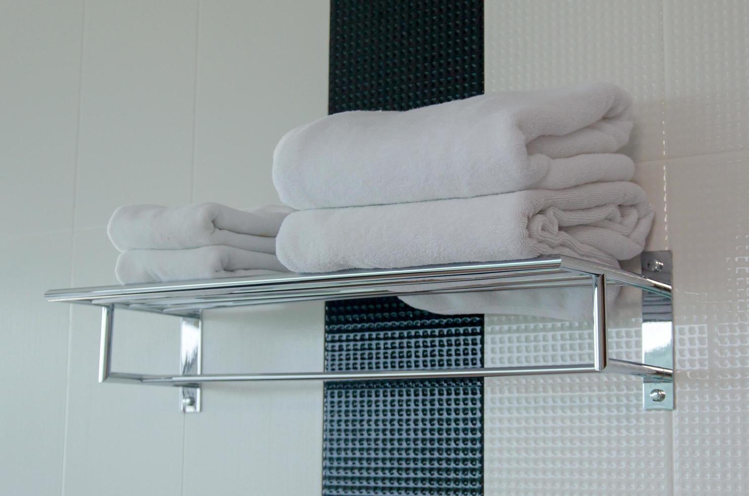 weiße Handtücher im Hotelbad foto