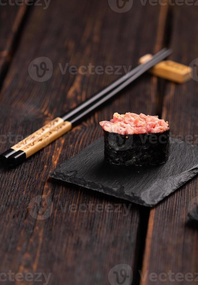 gunkan maki sushi aus fischlachs, jakobsmuschel, barsch, aal, garnelen und kaviar auf holztischhintergrund nahaufnahme. Sushi-Menü. japanisches Sushi-Set Gunkans foto