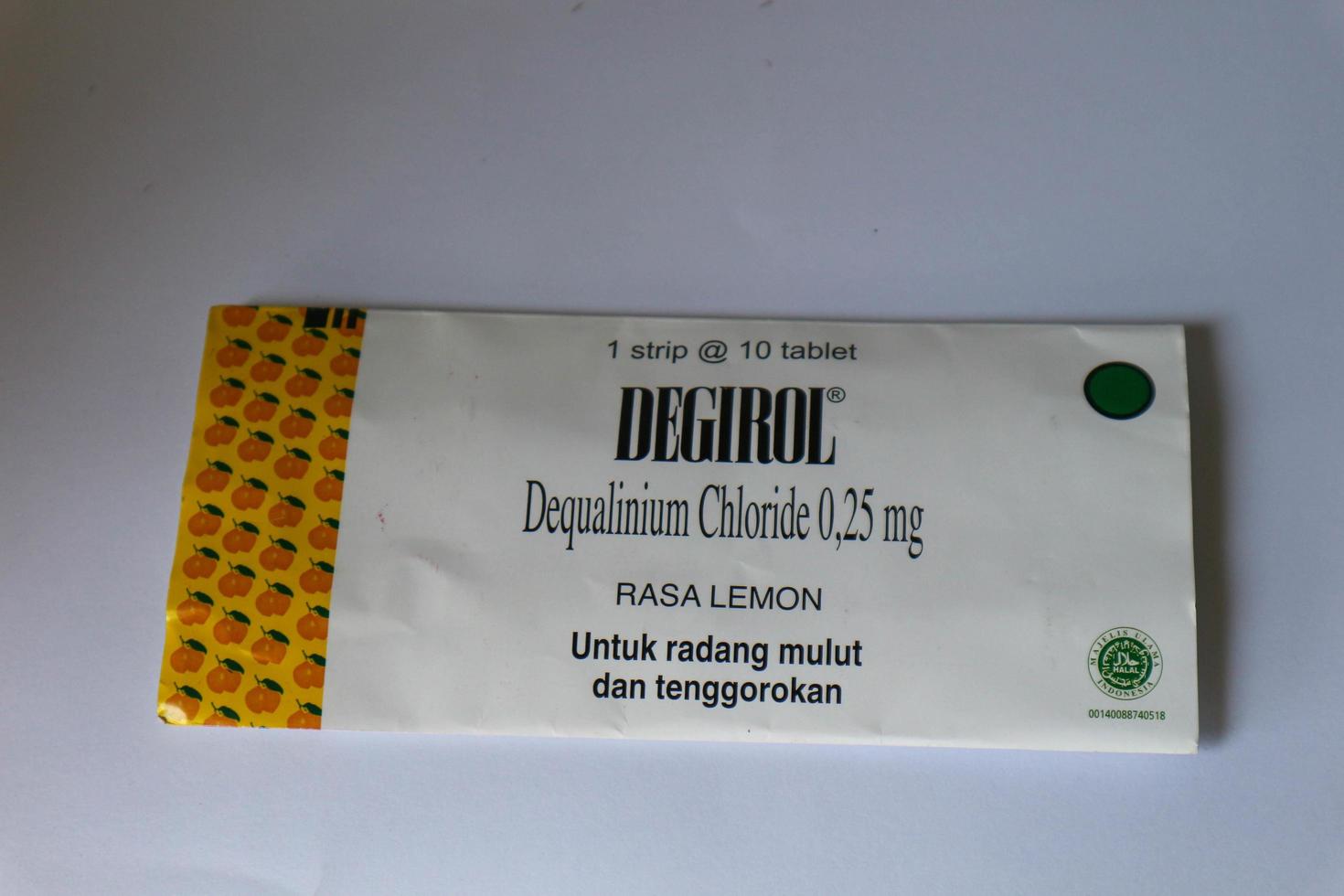 jakarta, indonesien im dezember 2022. isoliertes weißes foto von degirol dequaliniumchlorid 0,25 mg