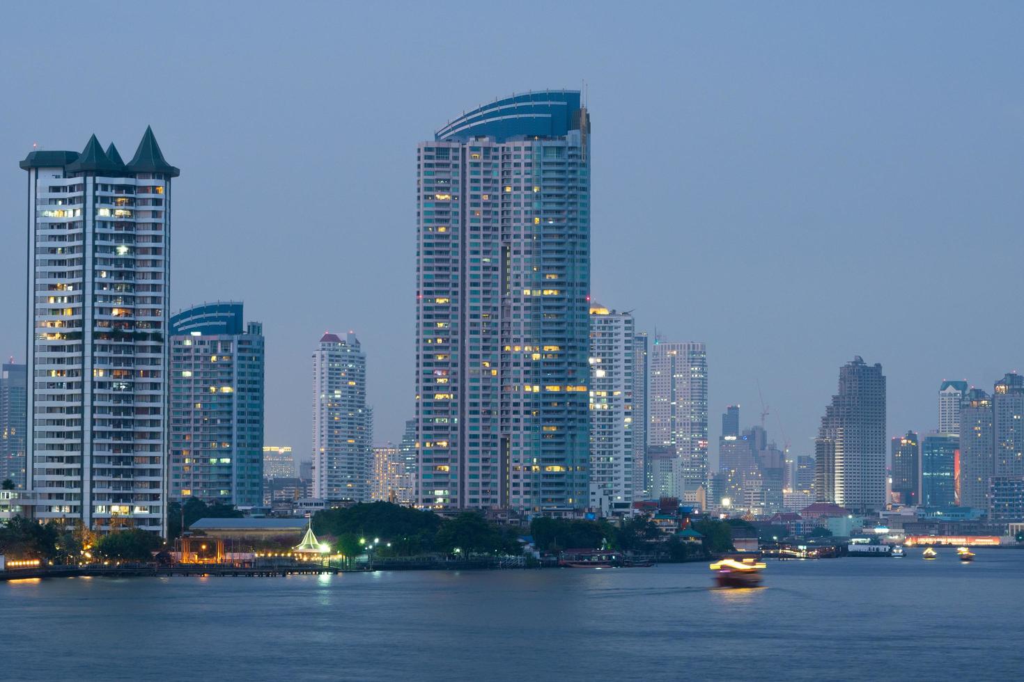 Wolkenkratzer und Gebäude in der Nähe des Flusses in Bangkok foto