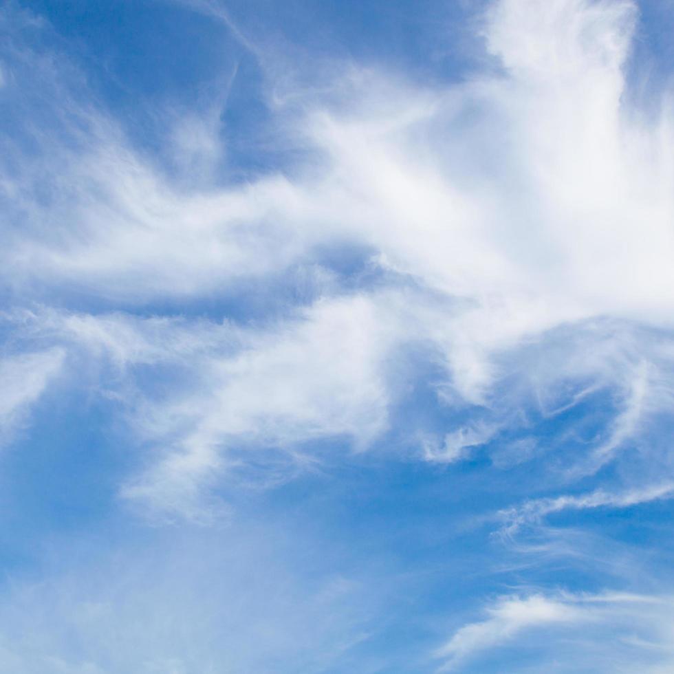 Wolken am Himmel im Frühling foto