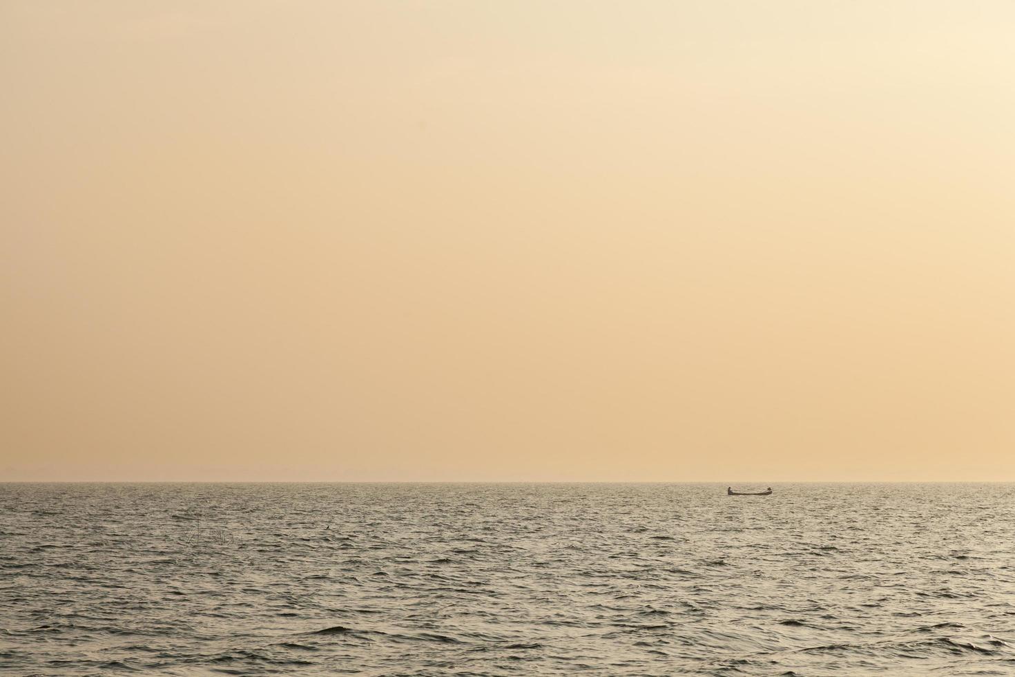 kleines Fischerboot bei Sonnenaufgang foto