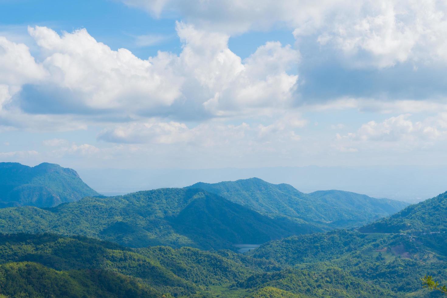 Landschaft von Wald und Bergen in Thailand foto