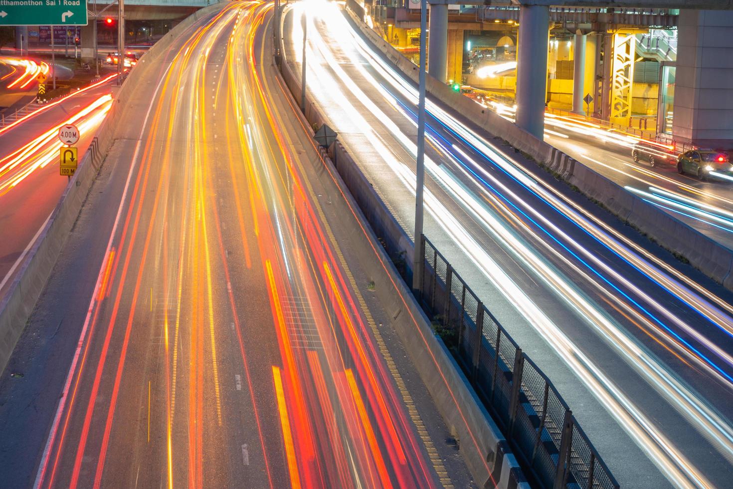 Lichter von fahrenden Autos foto