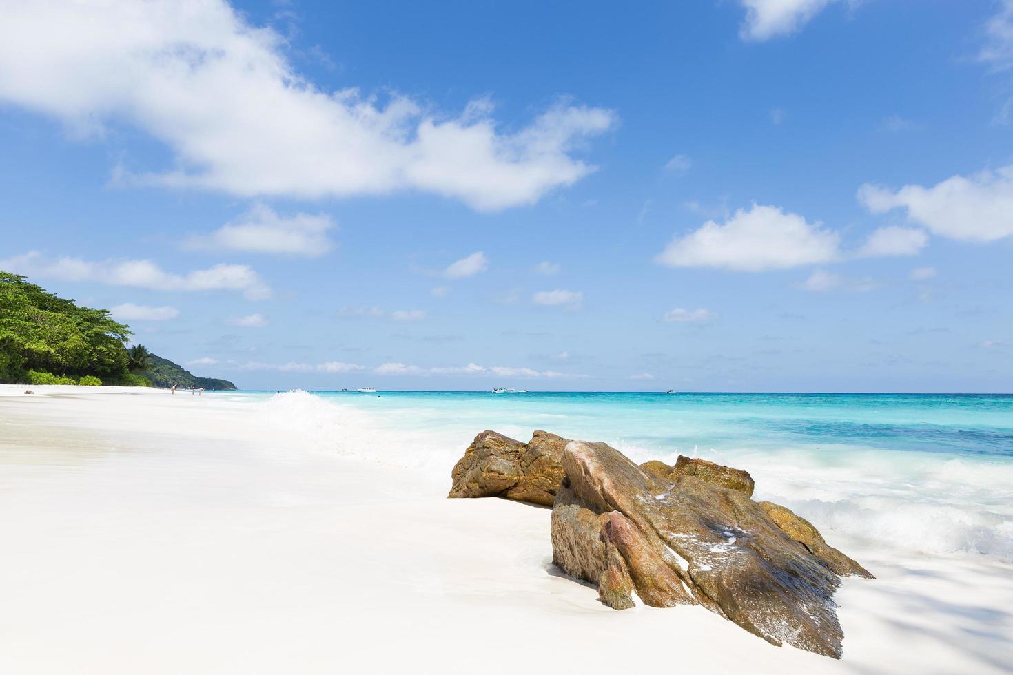 Felsen am Strand in Phuket foto