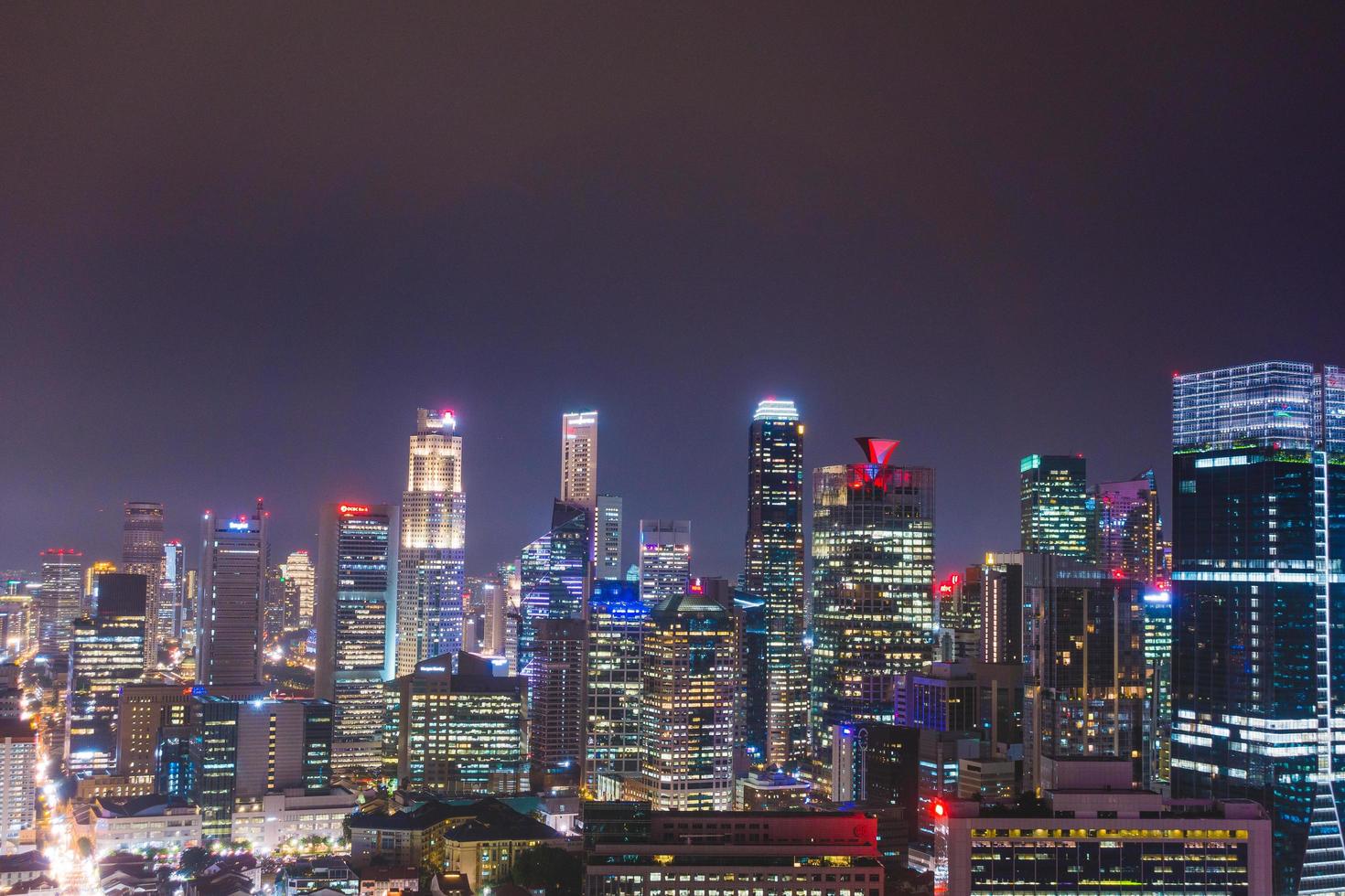 Gebäude von Singapur in der Nacht foto