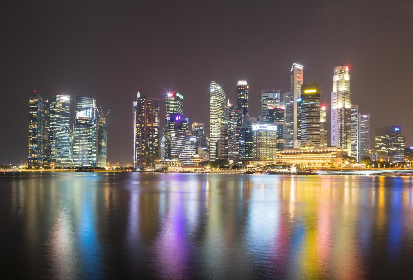 Singapur Skyline in der Nacht foto