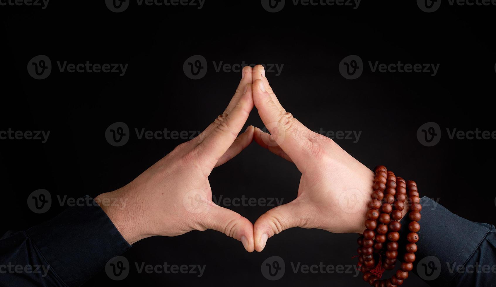 Zwei männliche Hände auf schwarzem Hintergrund verbunden foto