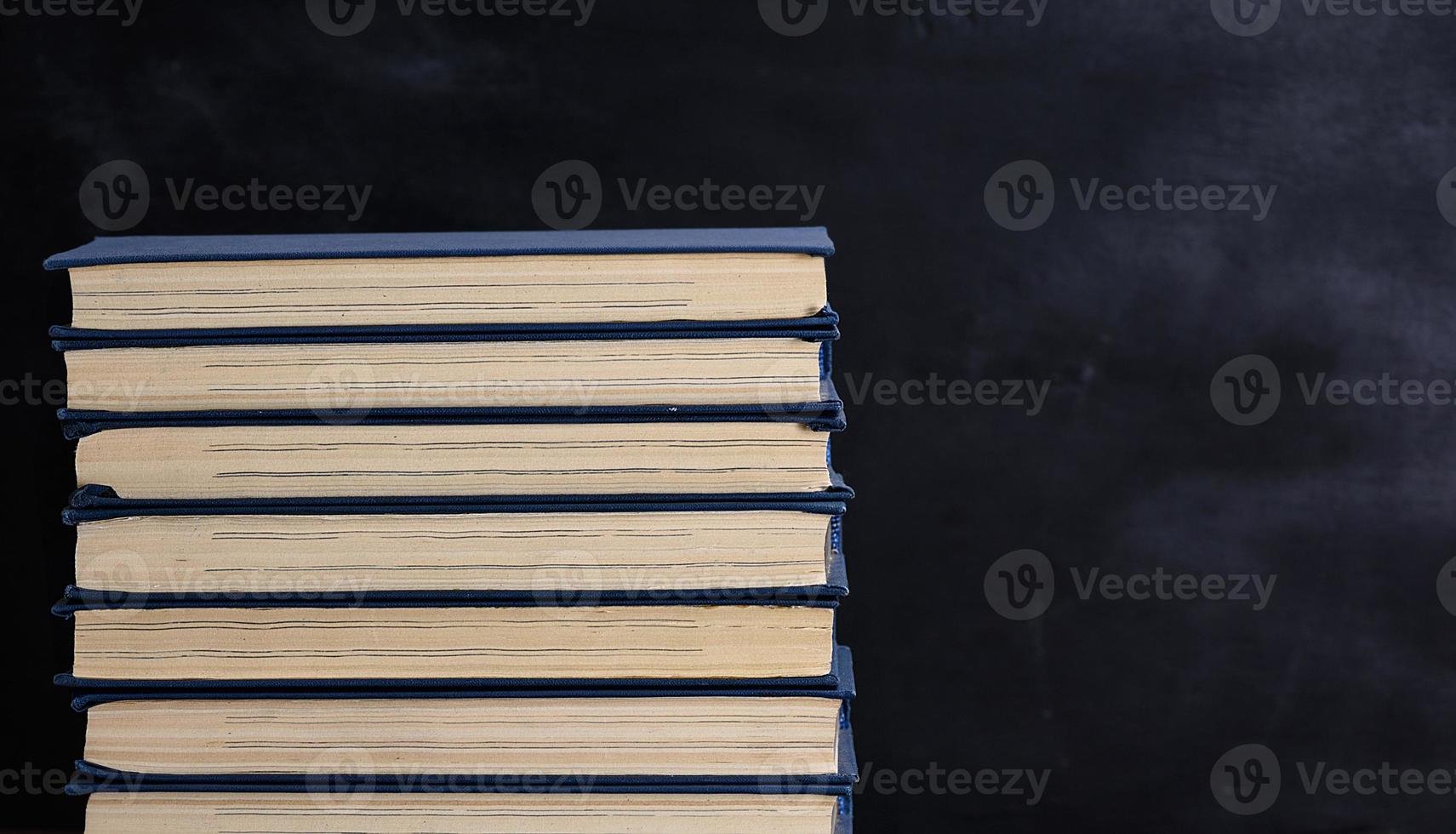 Bücher mit blauem Einband, schwarzem Hintergrund foto