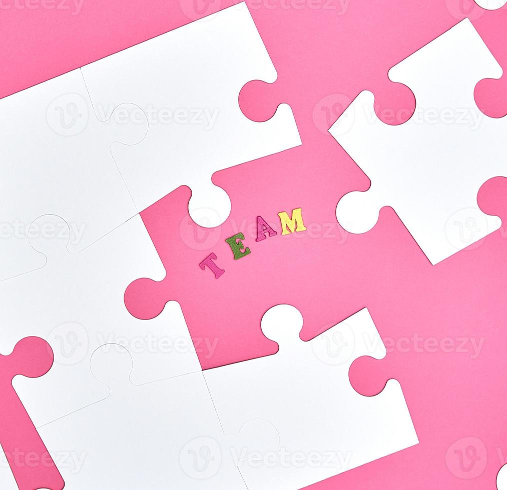 weiße große Rätsel auf rosa Hintergrund, Inschrift Team foto