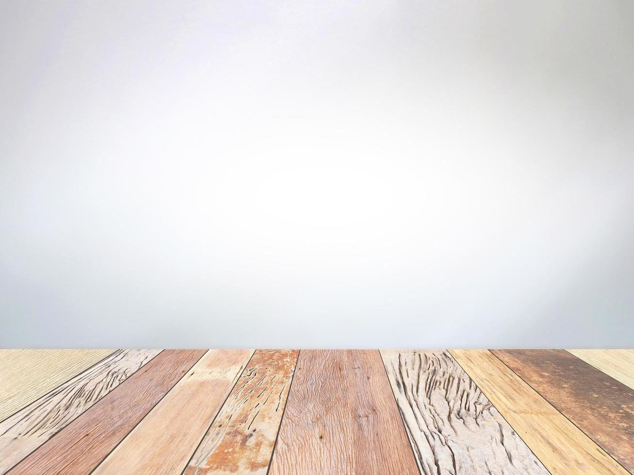 Holztisch auf grauem Hintergrund foto