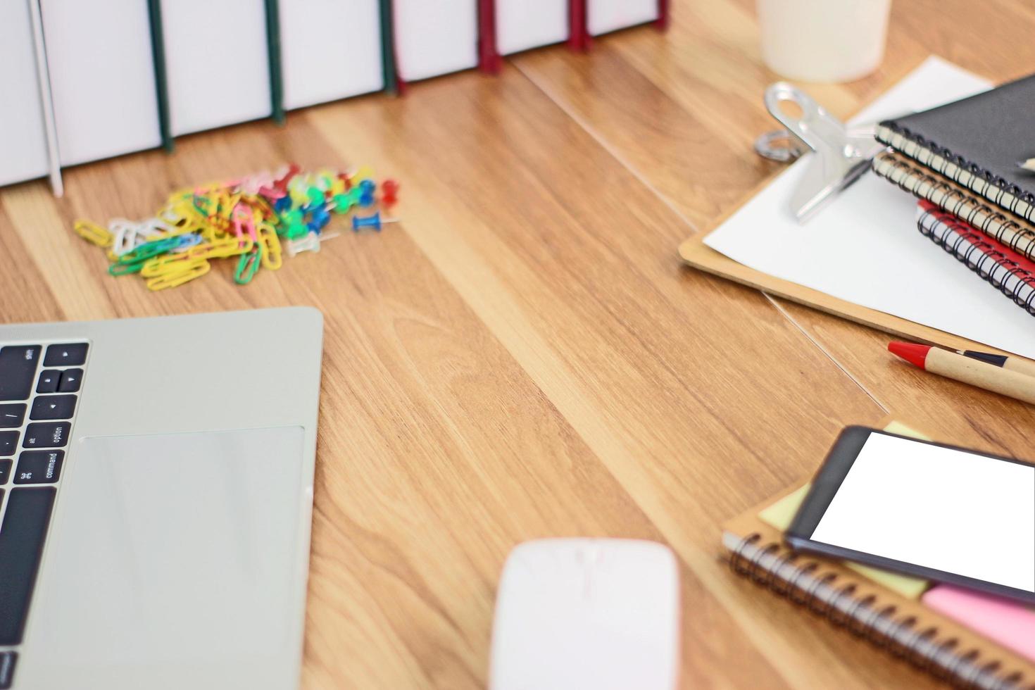 unordentliche Arbeitsstation auf Holztisch foto