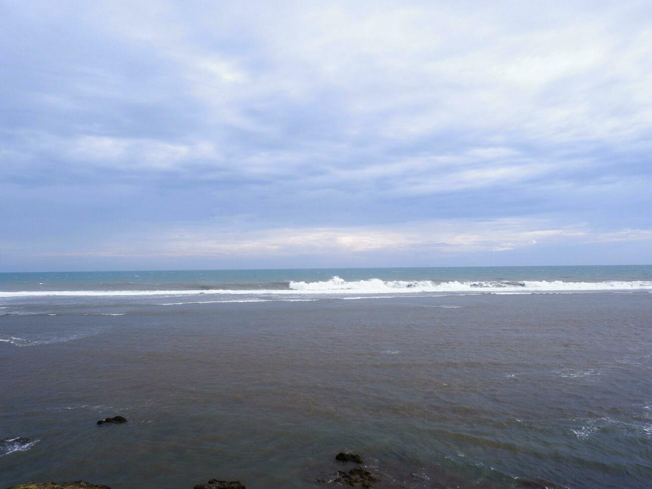 schöner tropischer strand mit blauem himmel und weißen wolken abstrakter texturhintergrund. vintage ton filtereffekt farbe style.nature tropischer strand meer. schöner strand blaues meerwasser. foto