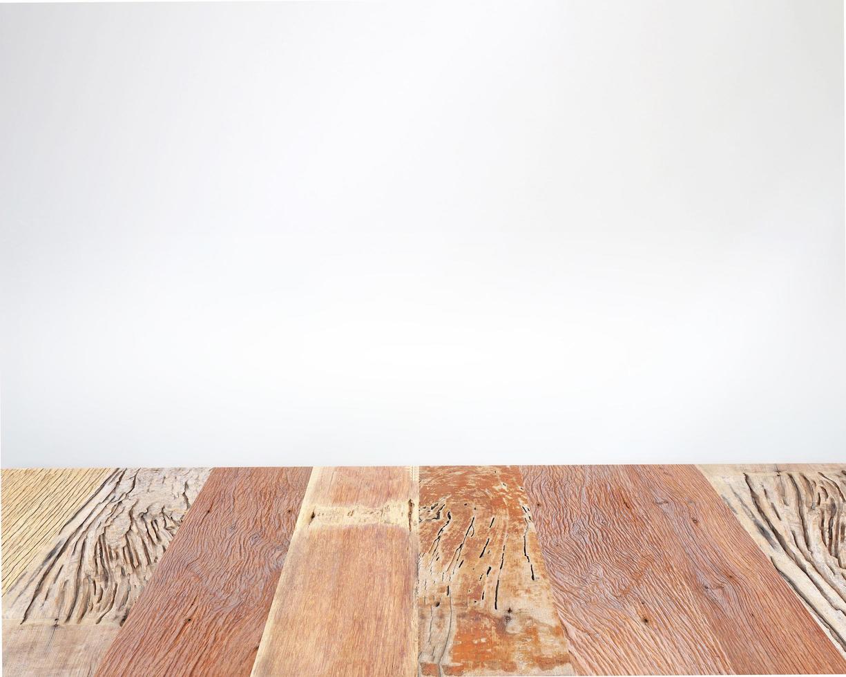 rustikaler Holztisch auf grauem Hintergrund foto
