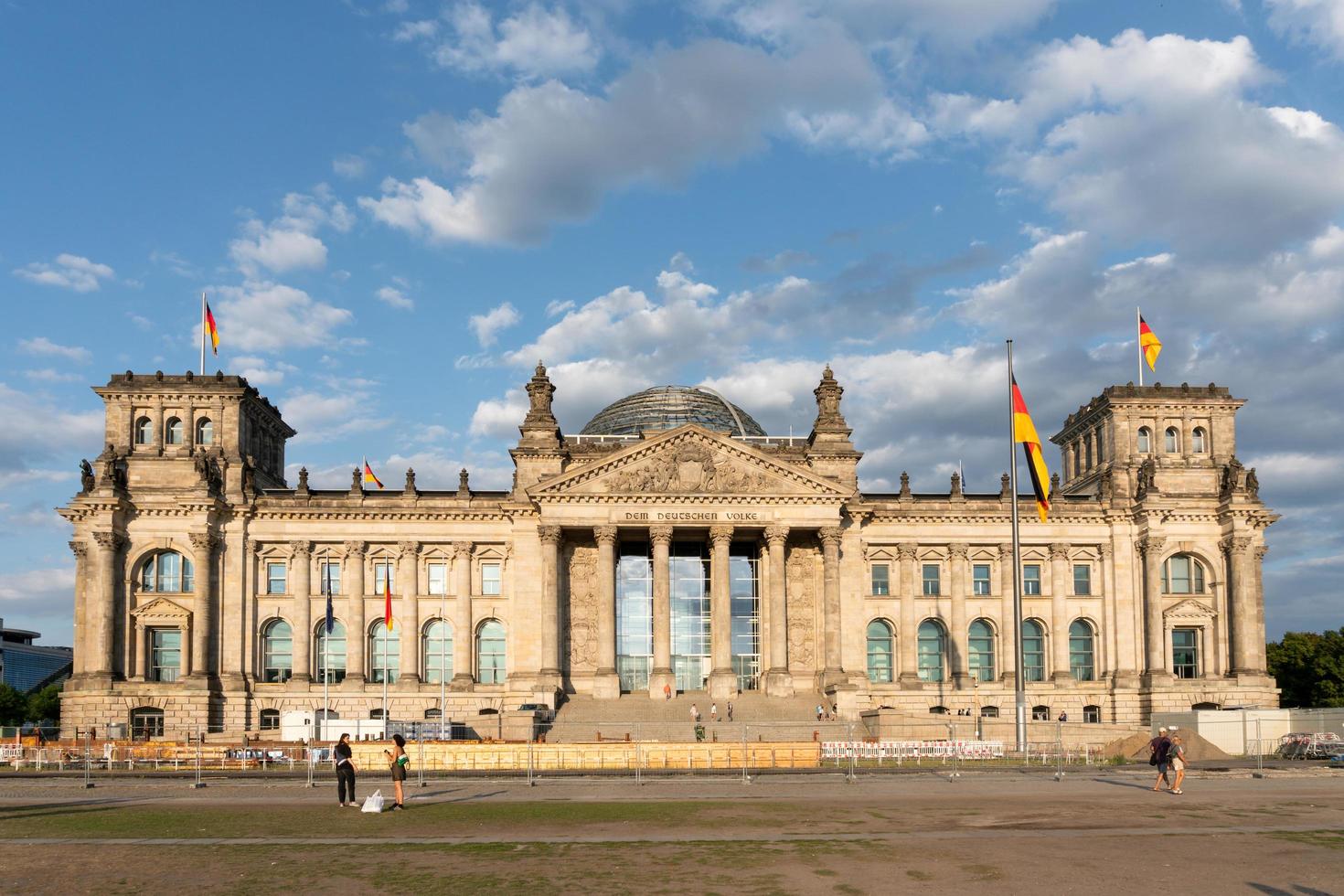 berlin, deutschland-8. august 2022-blick auf die hauptfassade des deutschen parlaments oder bundestags in berlin an einem sonnigen tag. foto