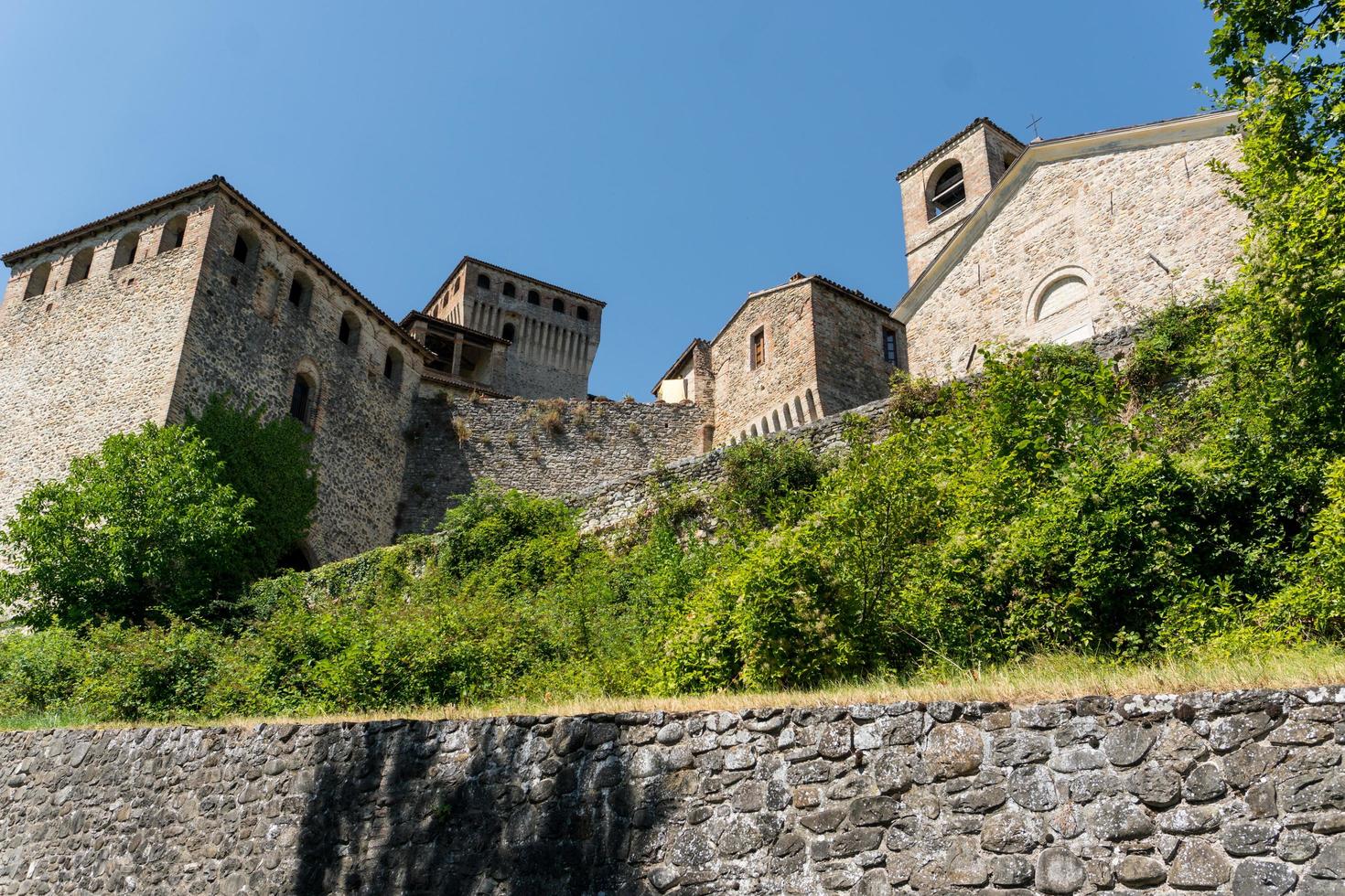 torrechiara, italien - 31. juli 2022 - blick auf die burg torrechiara in der provinz parma an einem sonnigen tag foto