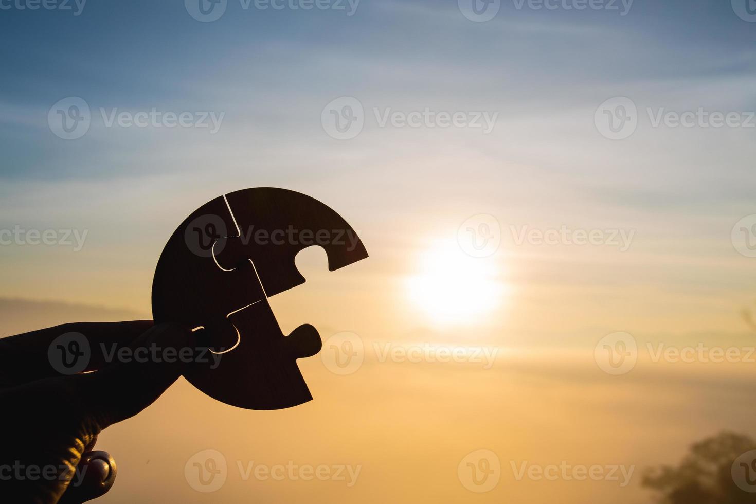 Silhouette einer Frau, die Puzzleteile gegen Sonnenaufgang hält, Geschäftslösungen, Targsilhouette einer Geschäftsfrau, die Puzzleteile gegen Sonnenaufgang hält, Geschäftslösungen, foto