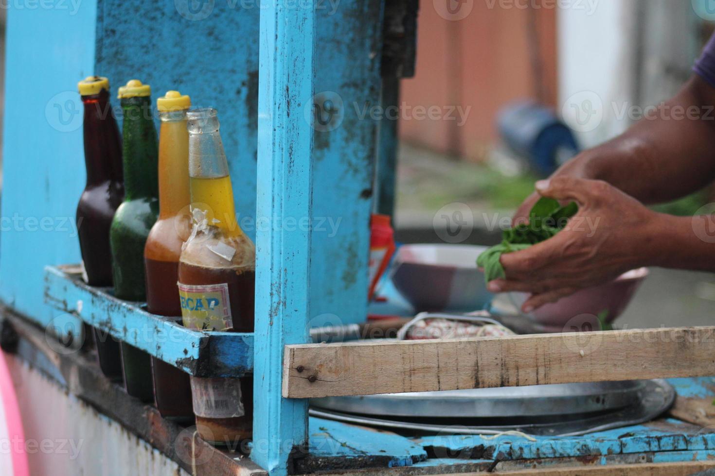 ein indonesischer penjual mie ayam bakso oder Verkäufer von Hähnchennudeln mit Fleischbällchen, der Hühnchennudeln für den Käufer herstellt. foto