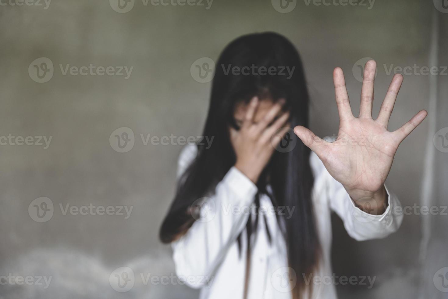 Frauenhand zeigt Stoppschild, stoppt Belästigung und Missbrauch in der Beziehung. foto
