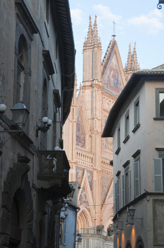 schöne aussicht auf die kathedrale von orvieto mit sonnenuntergangslicht foto