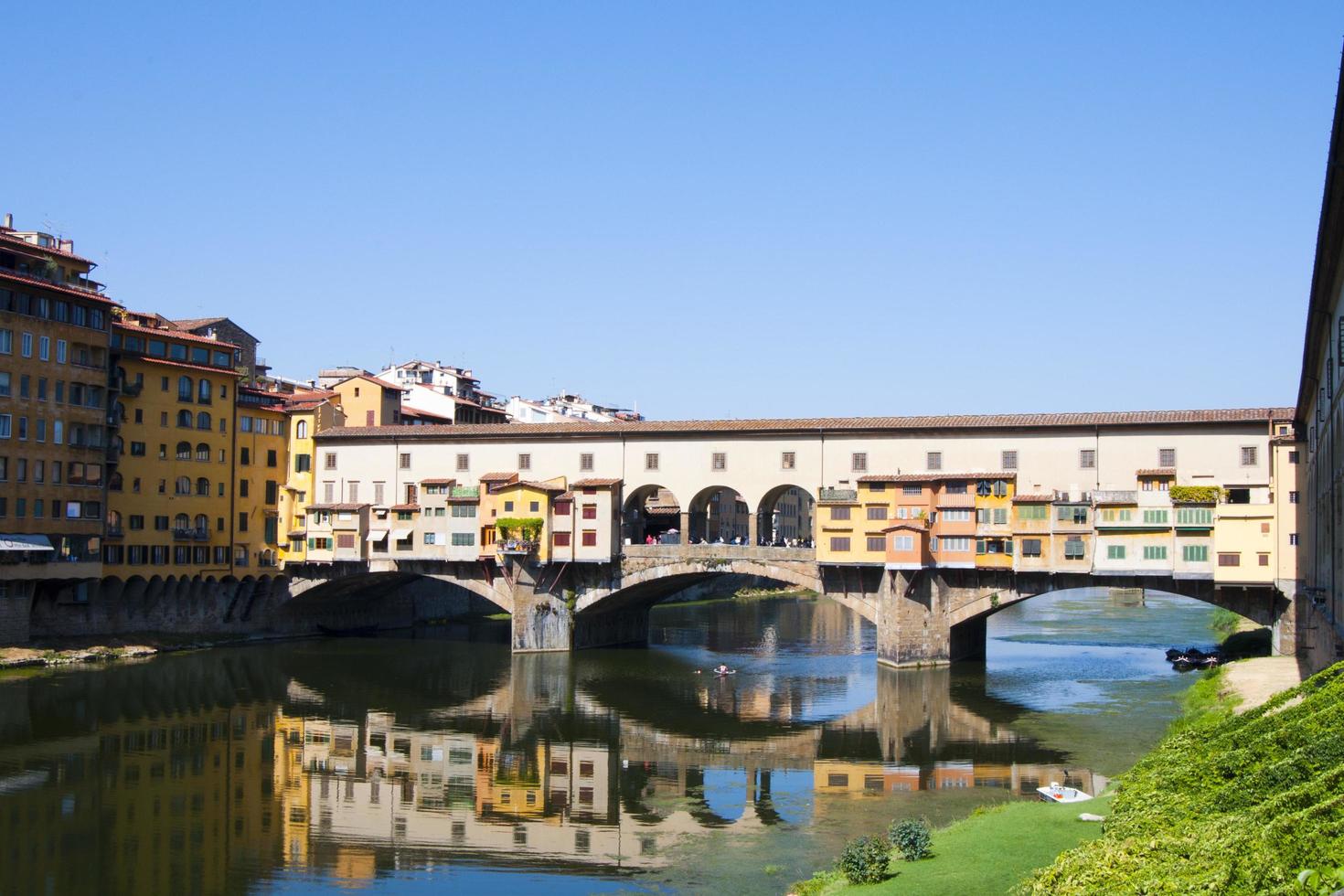 schöne aussicht auf ponte vechio, alte brücke in florenz über den arno foto