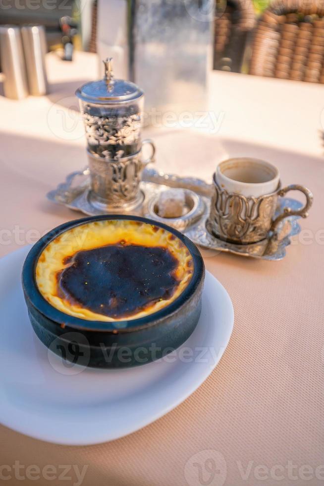 türkischer kaffee mit genuss und traditionellem servierset aus metall foto