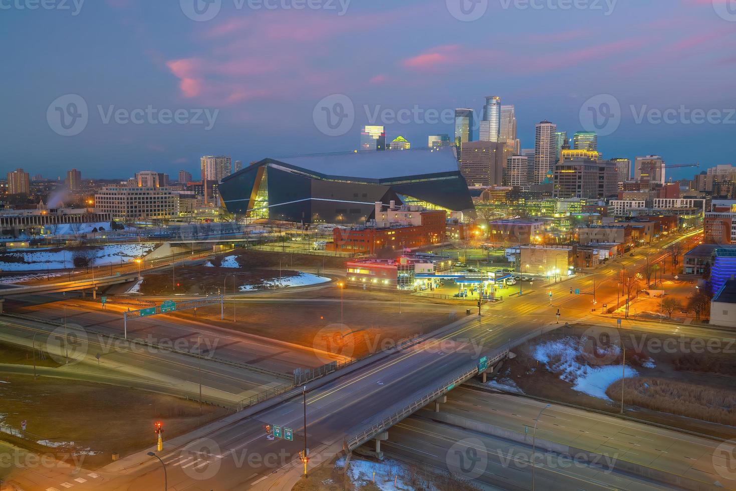 schöne Skyline der Innenstadt von Minneapolis mit Ampel bei Sonnenuntergang foto