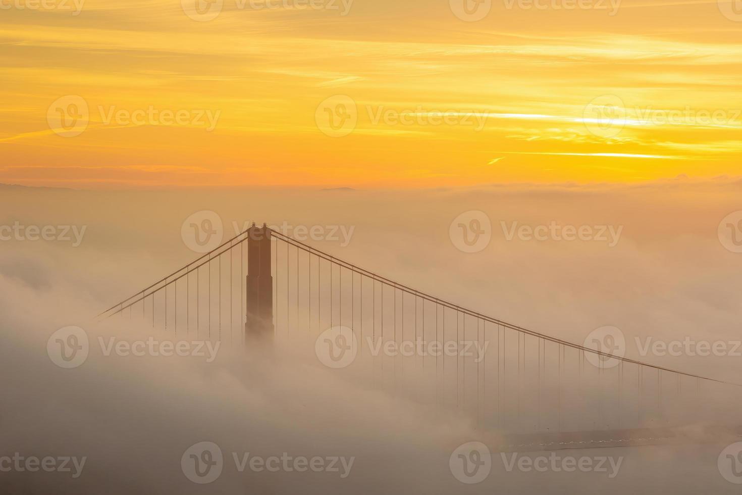 golden gate bridge mit niedrigem nebel in den usa foto