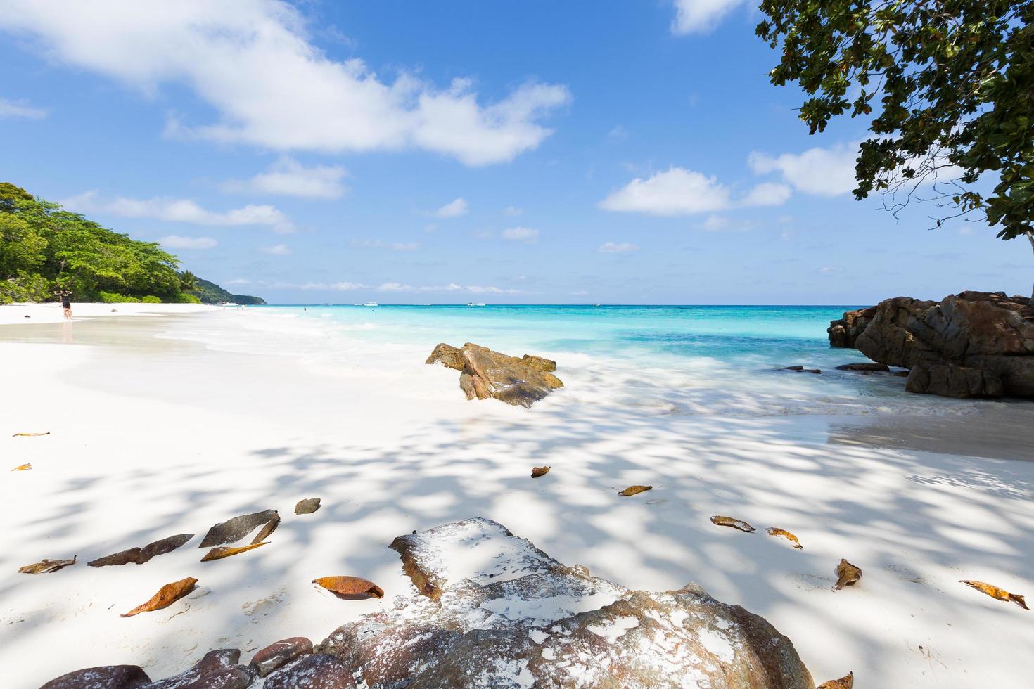 Felsen am Strand in Phuket foto