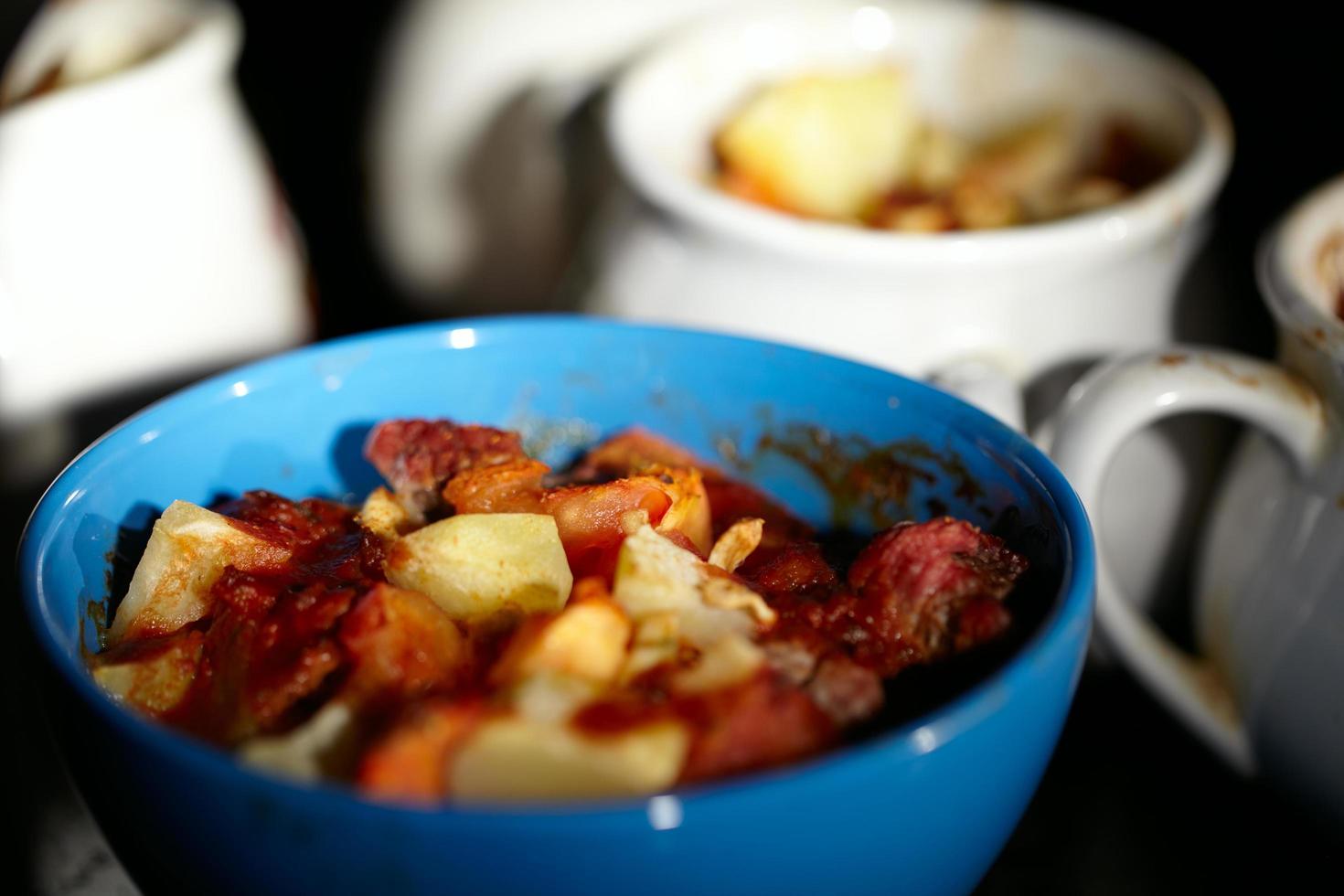 Hammelfleisch und Kartoffeln in einer Schüssel foto