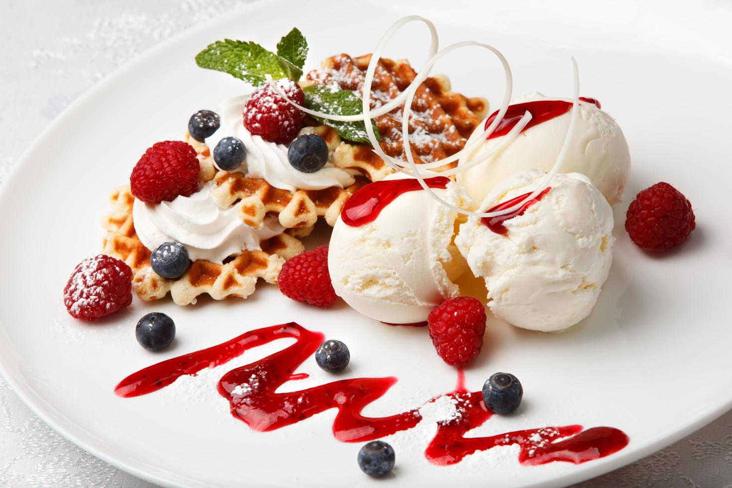 Vanilleeis und Waffeln mit frischen Beeren foto