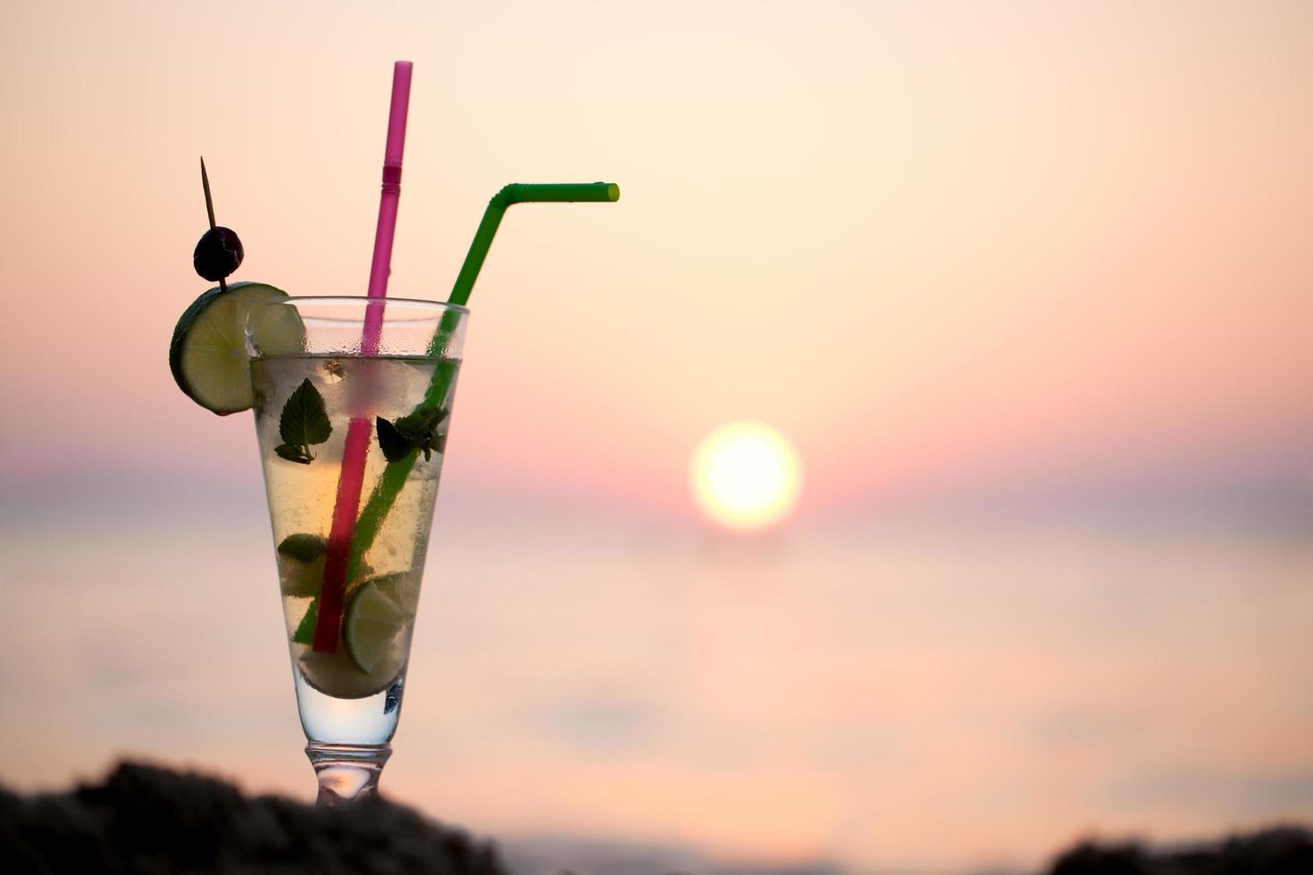 Mojito-Cocktail am Strand bei Sonnenuntergang foto