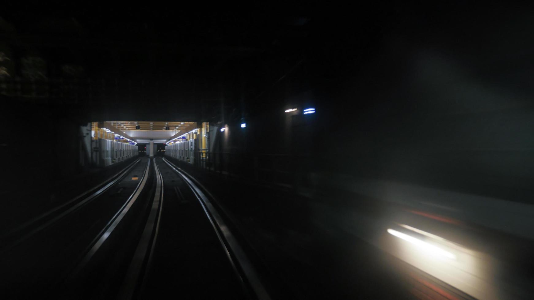 Langzeitbelichtung einer U-Bahn foto