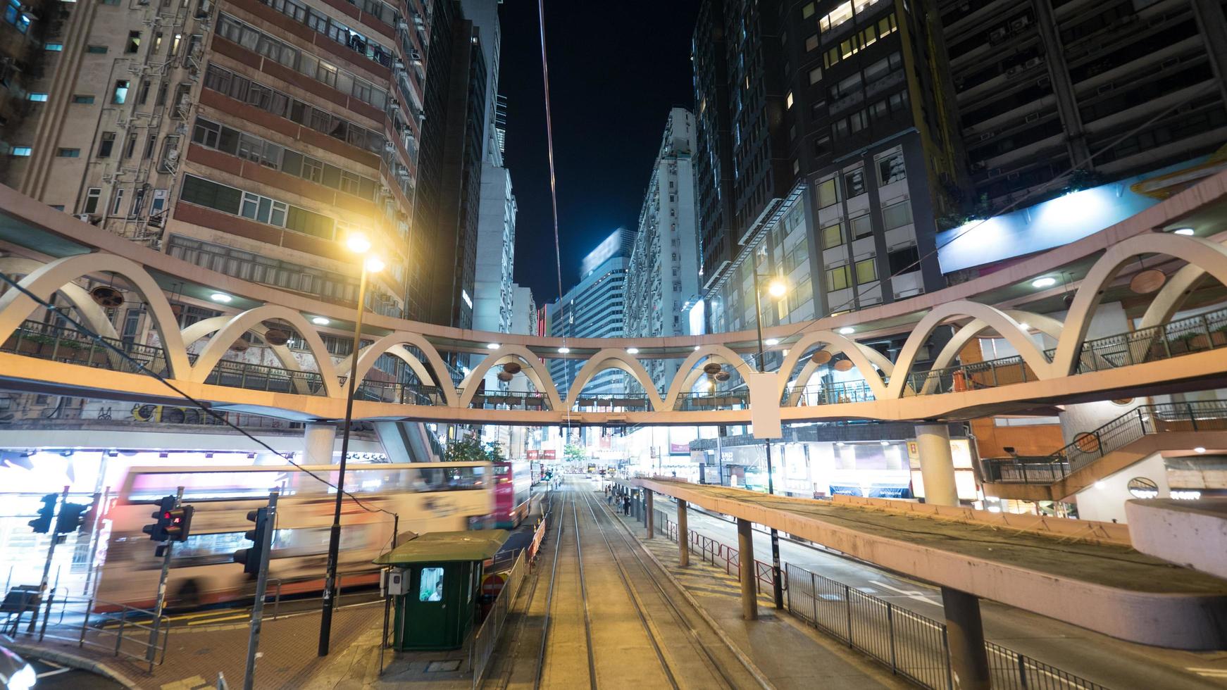 Hongkong, 2020 - beleuchtete Straße von Hongkong foto