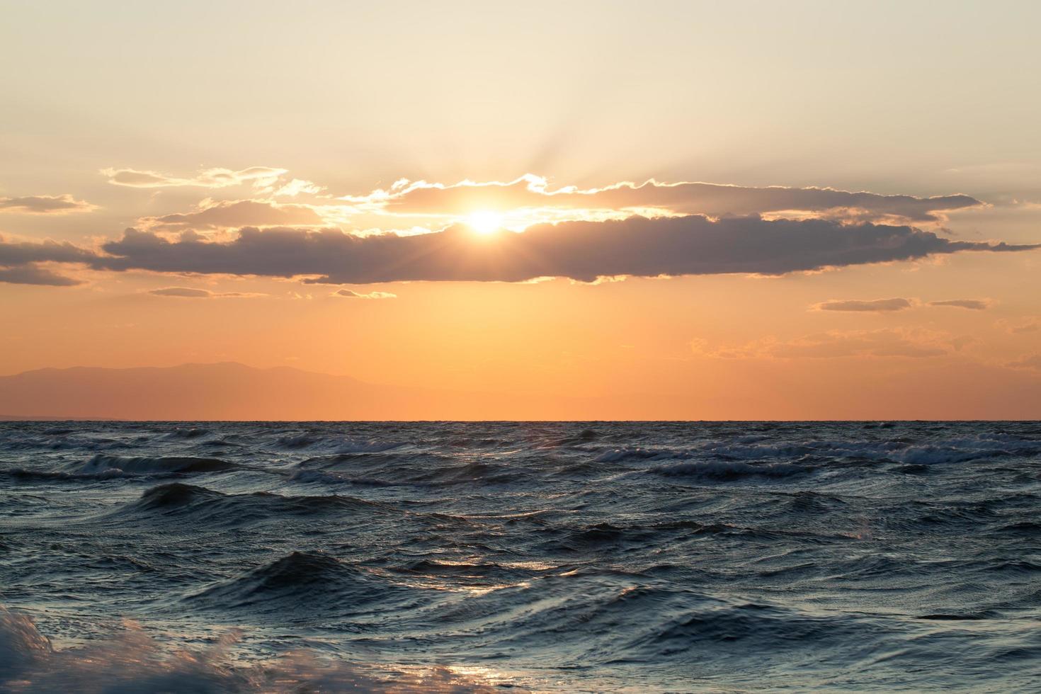 Wellen und Sonnenuntergang foto
