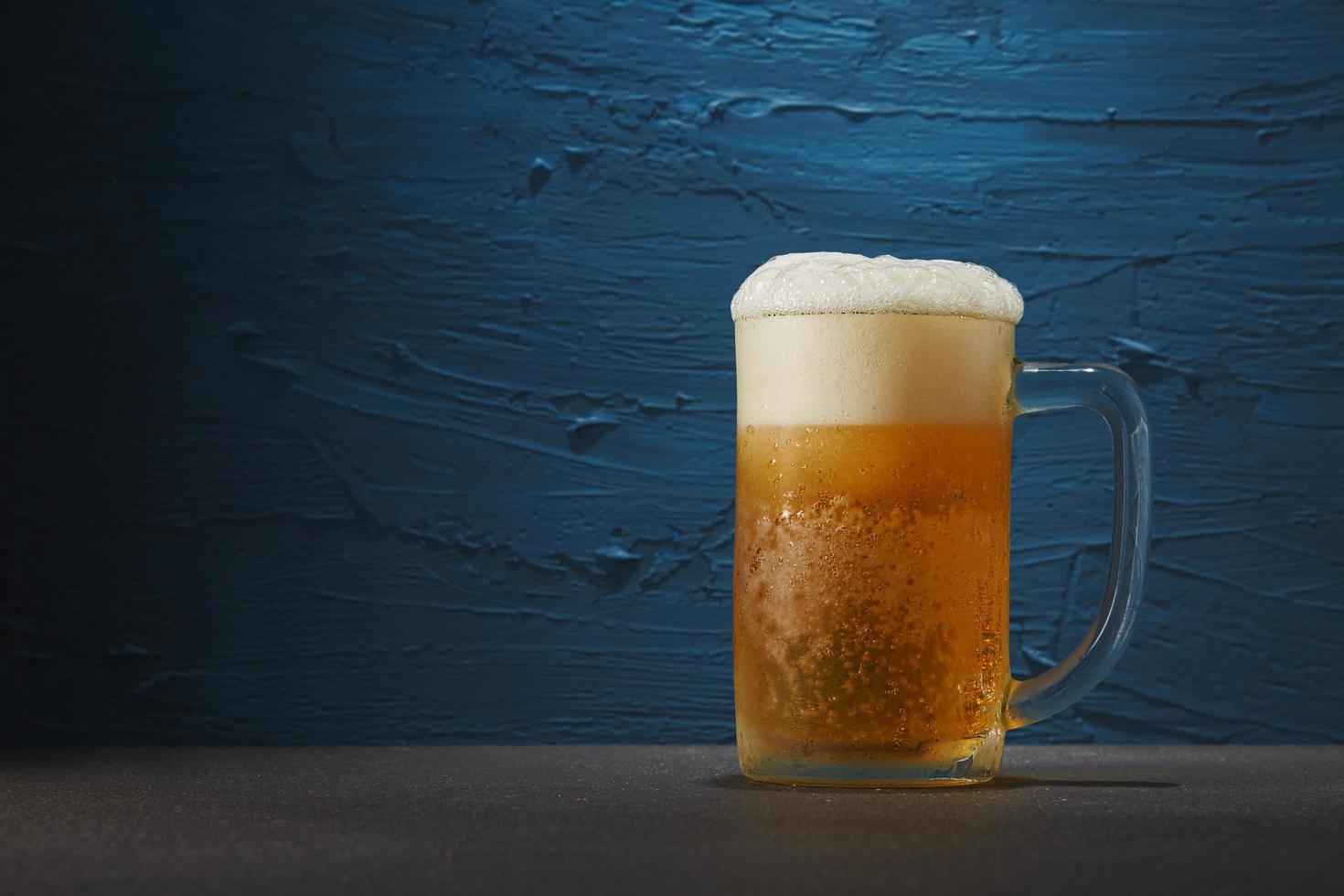 Bier auf blauem Hintergrund foto