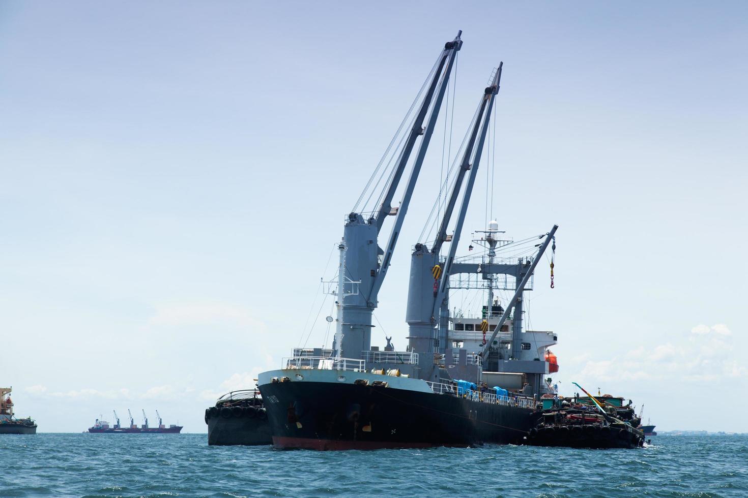 Frachtschiff auf dem Meer foto