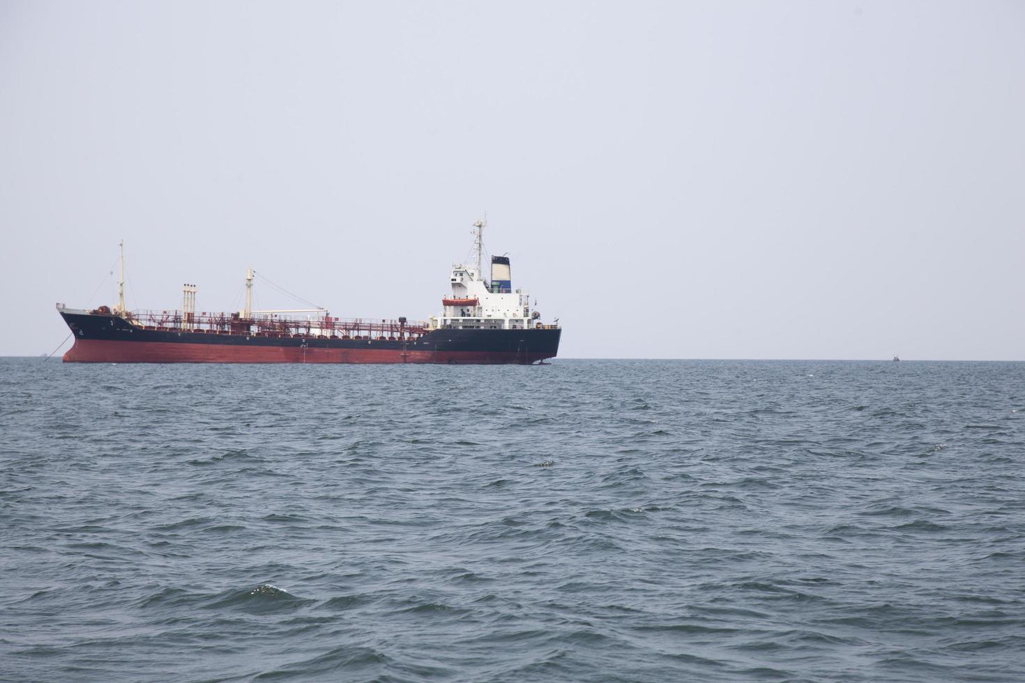 großes Frachtschiff auf dem Meer foto