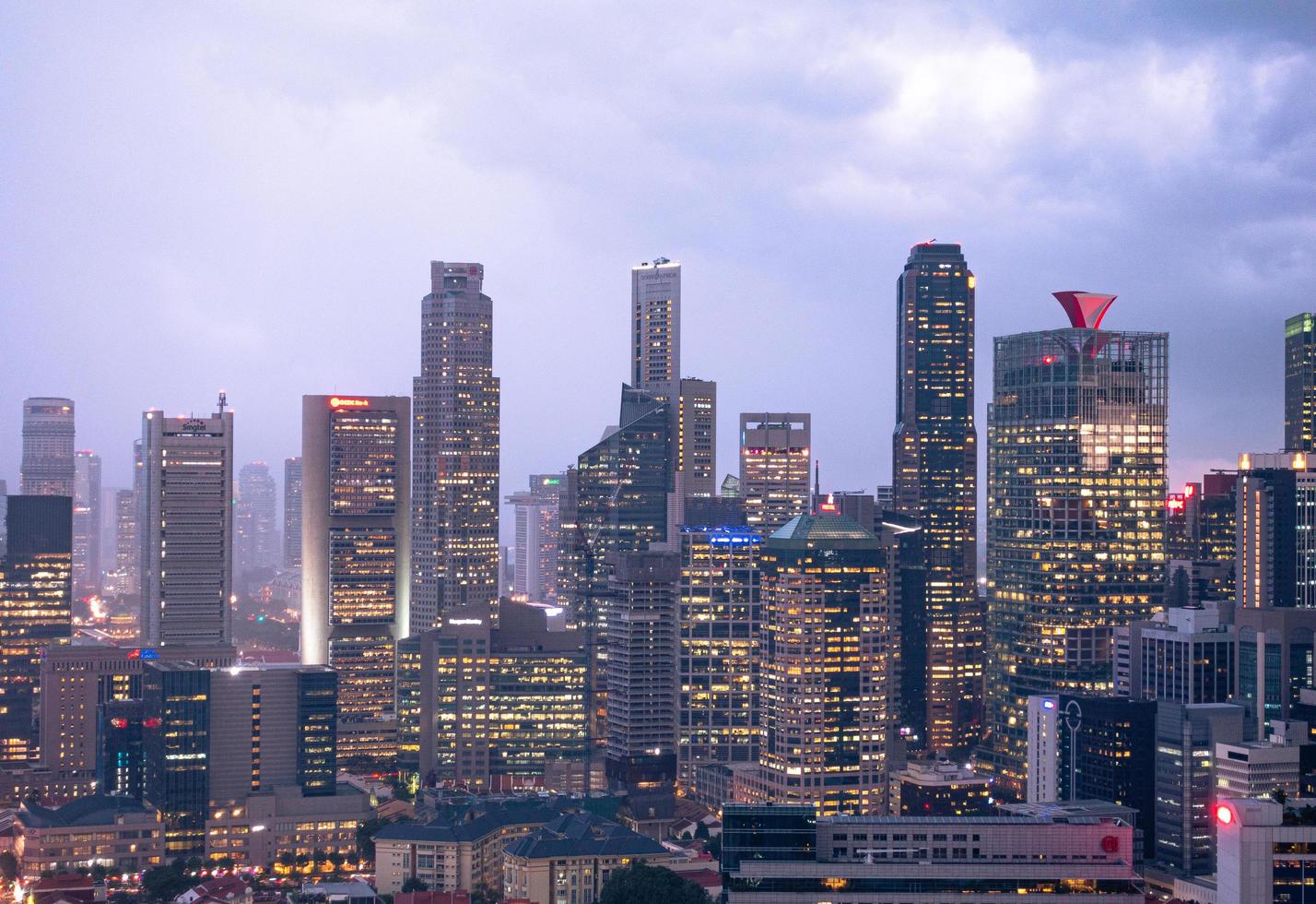 Gebäude von Singapur Stadt in der Nacht foto