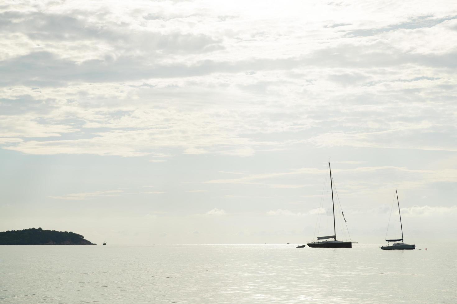 Segelboote am Meer festgemacht foto