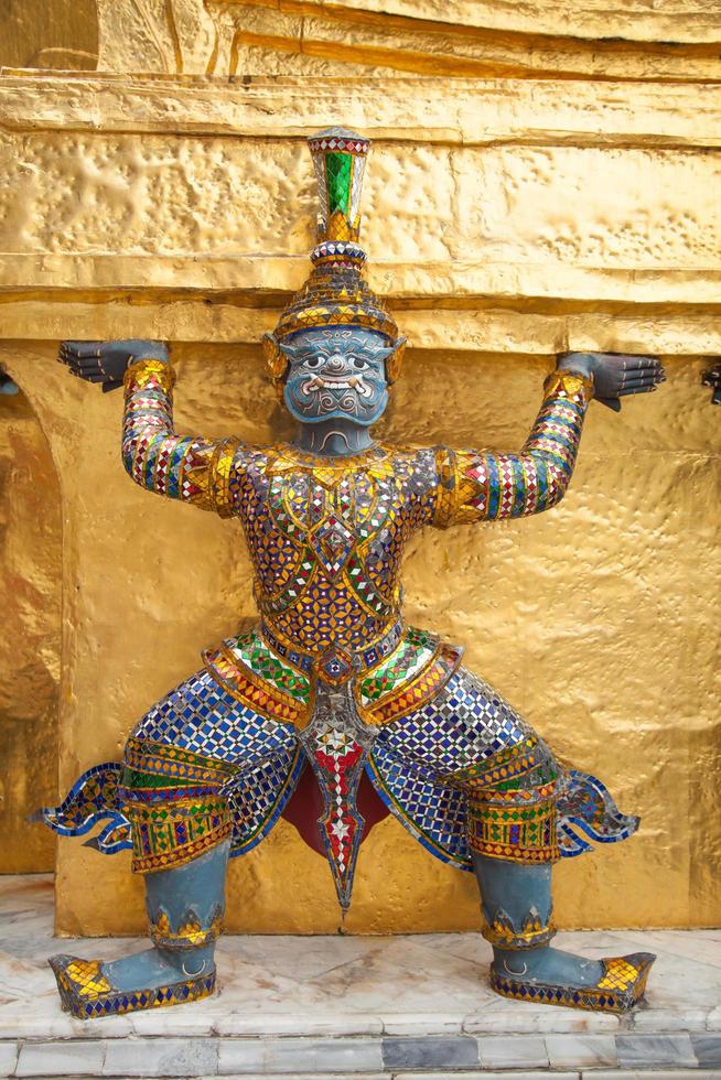 Statue auf einem Tempel in Thailand foto