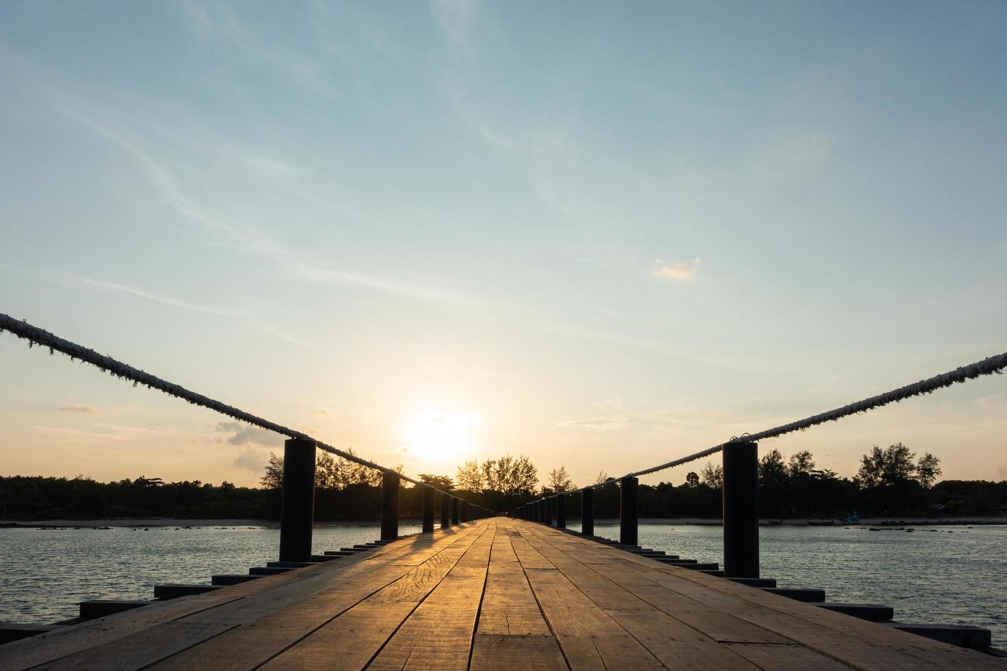 Holzbrücke am Meer foto