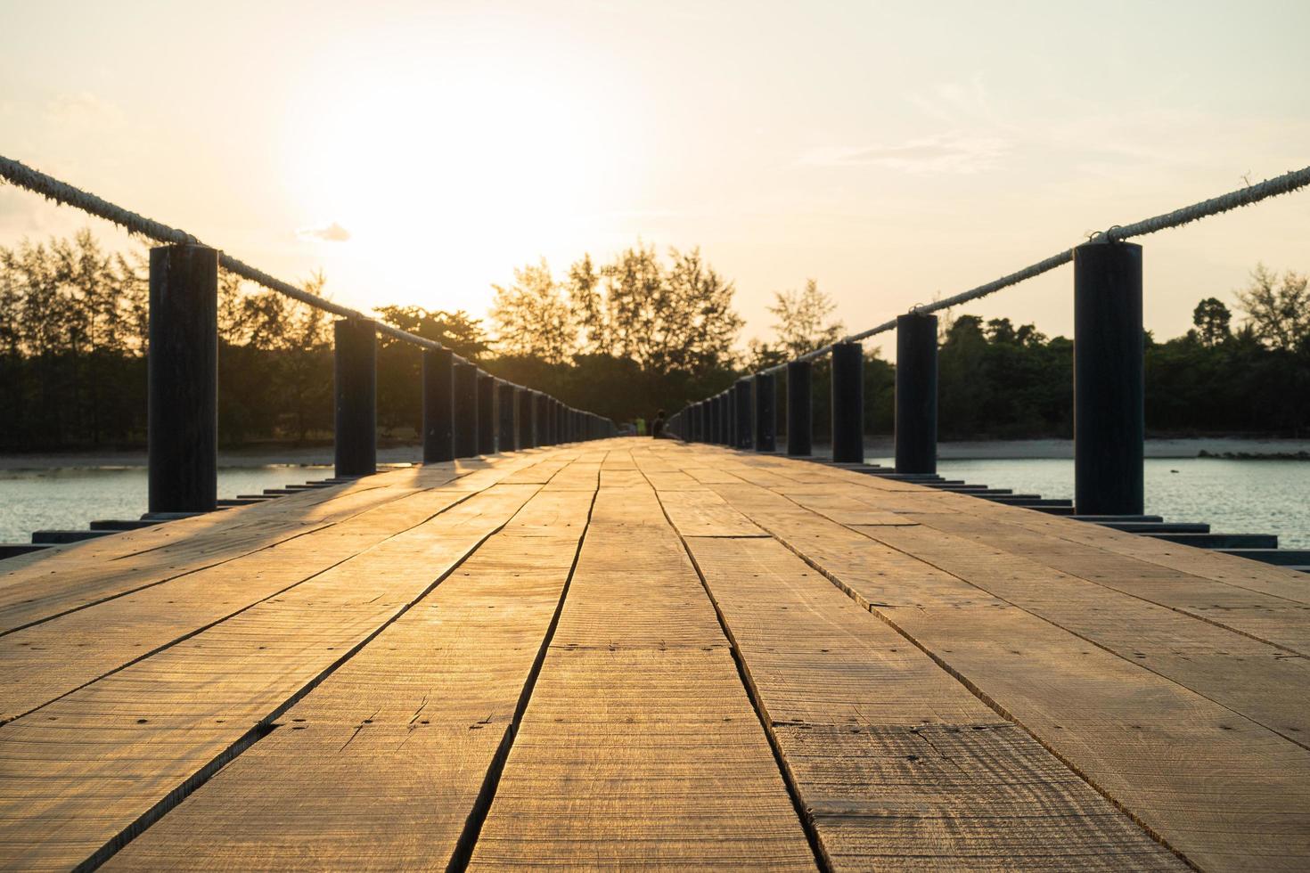 Holzbrücke am Meer foto