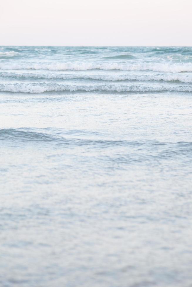 Meereswellen krachen am Strand foto