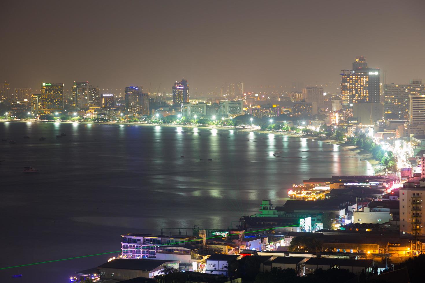 Pattaya City in der Nacht, Thailand. foto