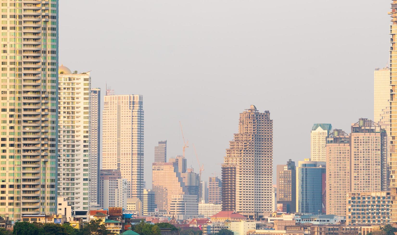 Wolkenkratzer und Gebäude in Bangkok City, Thailand foto