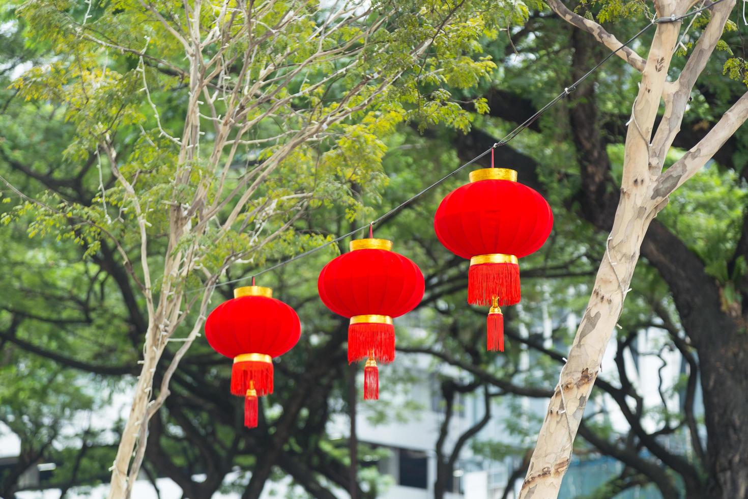 chinesische Laternen über der Straße foto