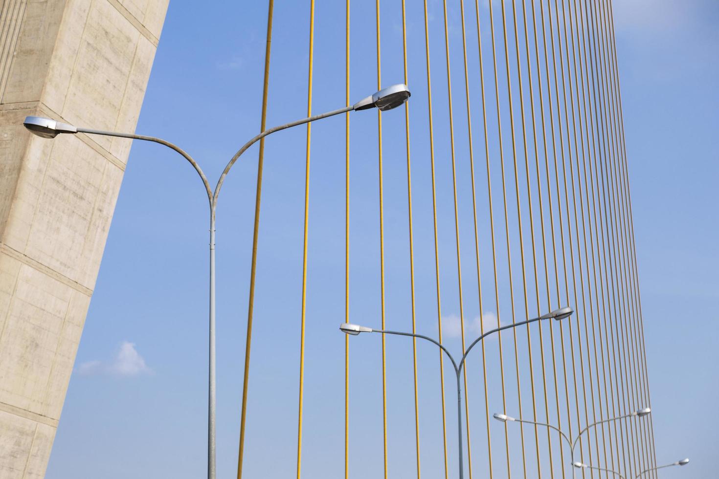 Lampen in einer Reihe unter der Brücke angeordnet foto